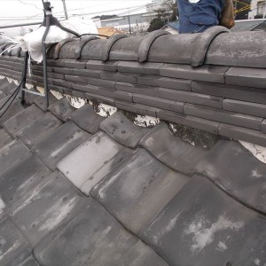 棟 三日月 漆喰(しっくい)屋根修理です。