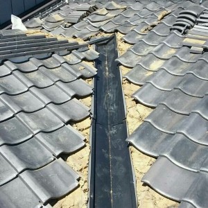 雨漏り修理　谷樋　ステンレス谷板金交換工事　施工事例