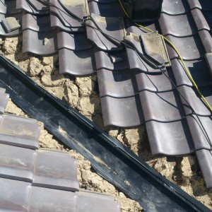 浜北区　雨漏り工事　谷樋交換工事・鬼瓦接着工事